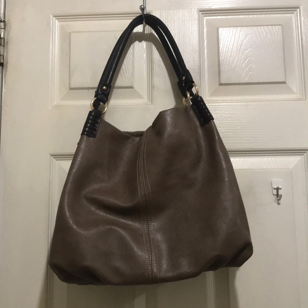 No brand spacey purse! Great quality no flaws.